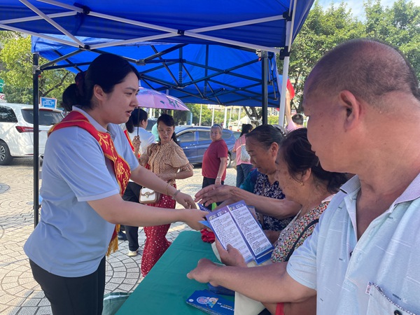 工作人員為老年群體講解反詐案例。蔣伶俐攝