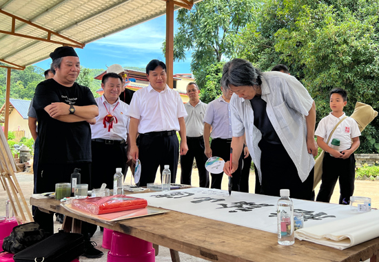 國家一級美術(shù)師丁杰在豐收節(jié)活動現(xiàn)場題詞。