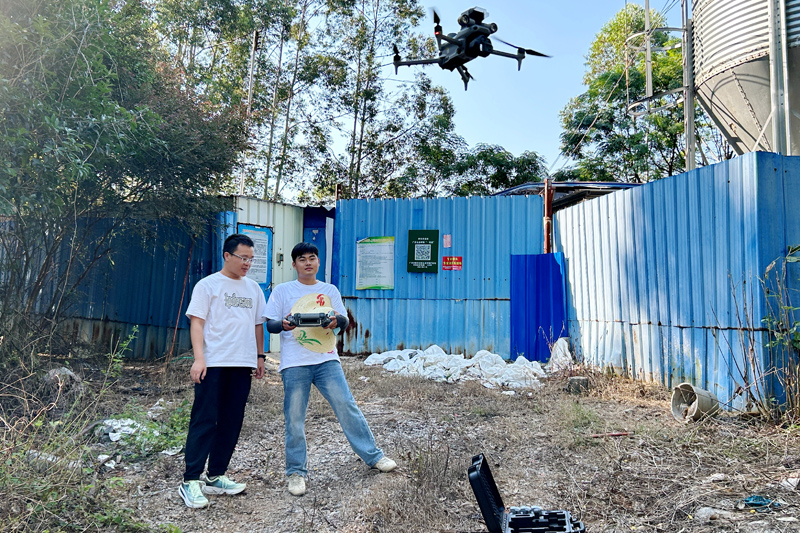 技術(shù)人員操作無人機對養(yǎng)殖區(qū)進(jìn)行巡查。