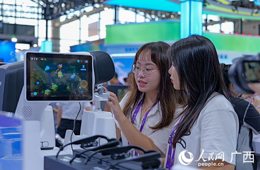 觀眾體驗高科技展品。人民網(wǎng) 梁章暉攝