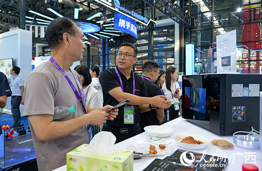 智能烹飪機。人民網(wǎng) 梁章暉攝