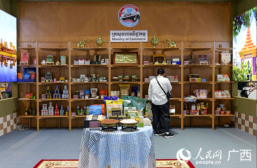 觀眾挑選東南亞商品。人民網(wǎng) 梁章暉攝