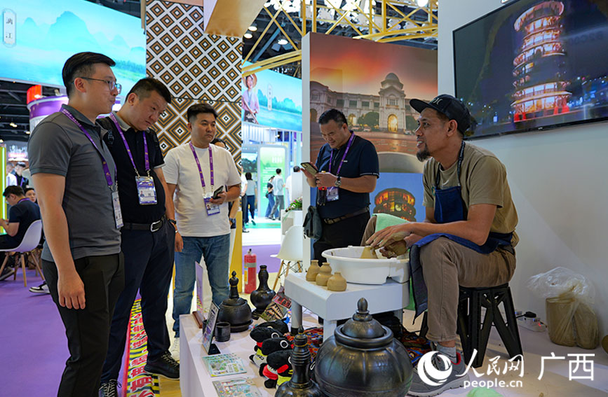 觀眾參觀東南亞展區(qū)。人民網(wǎng) 梁章暉攝