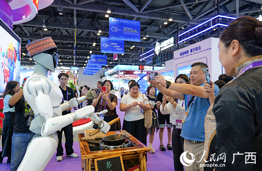 機器人打油茶。人民網(wǎng) 梁章暉攝