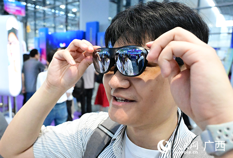 市民在體驗智能眼鏡。人民網(wǎng) 雷琦竣攝