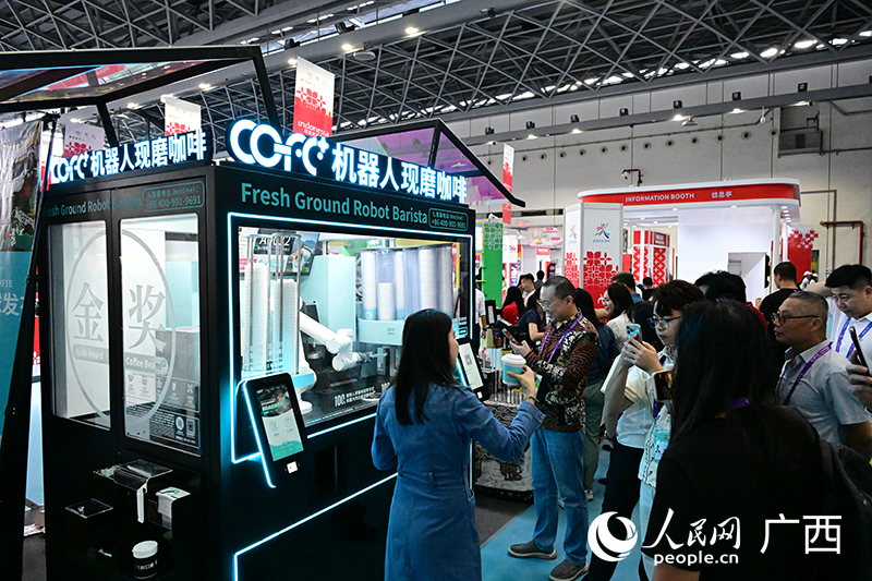 機器人現(xiàn)磨咖啡。人民網(wǎng) 雷琦竣攝