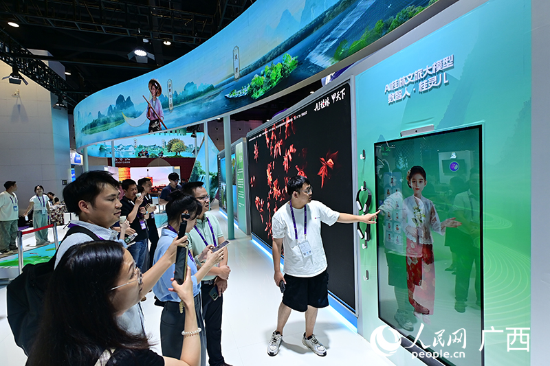 數(shù)智人“桂靈兒”在跟市民互動。人民網(wǎng) 雷琦竣攝