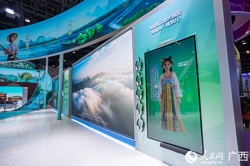 桂林文旅數(shù)智人“桂靈兒”。人民網(wǎng)記者 嚴(yán)立政攝