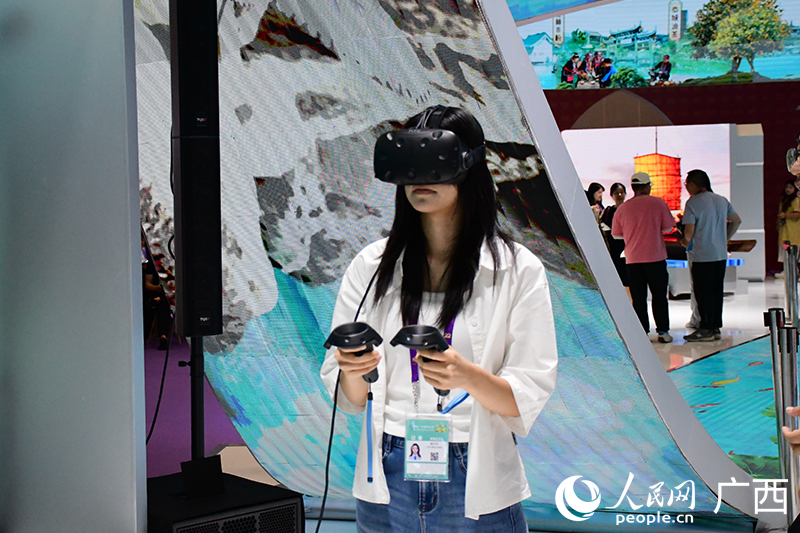 觀眾戴上VR設(shè)備，以第一視角體驗(yàn)鸕鶿捕魚(yú)。人民網(wǎng) 馮肖慧攝