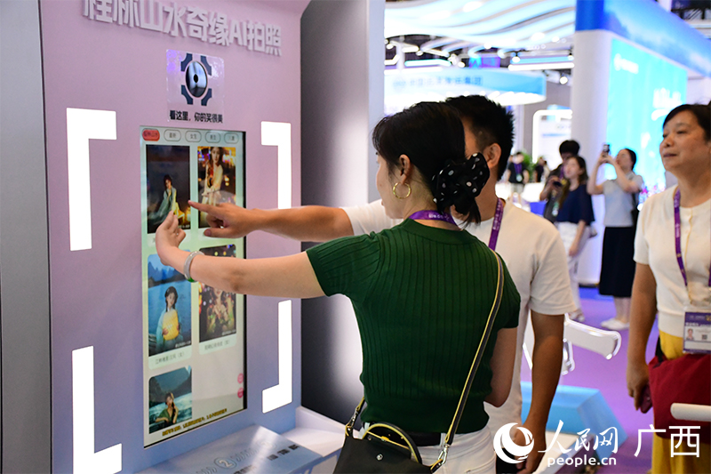 觀眾體驗(yàn)AI換裝。人民網(wǎng) 馮肖慧攝