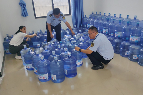 執(zhí)法人員檢查校園飲用水