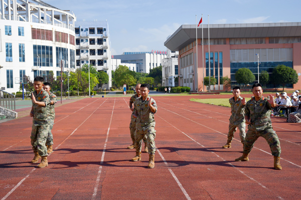 教官們?yōu)閷W生表演格斗與軍體拳。