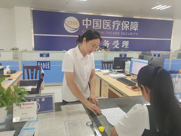 圖為馬山縣醫(yī)保中心工作人員為困難群眾解答依申請醫(yī)療救助政策