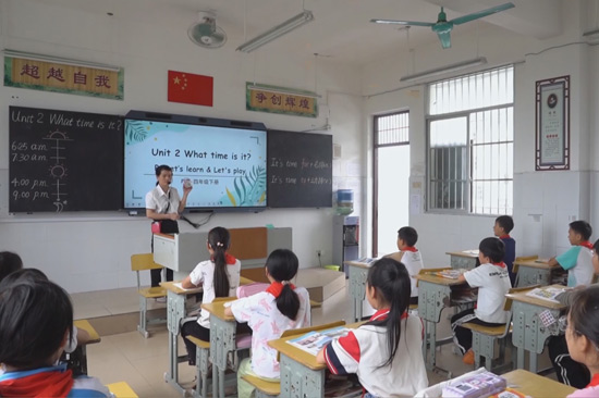 唐芬在給學(xué)生上課。