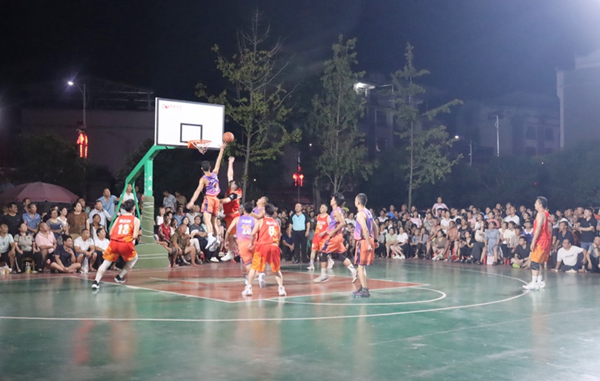 比賽激烈，觀眾們圍得水泄不通，現(xiàn)場(chǎng)氛圍熱烈。