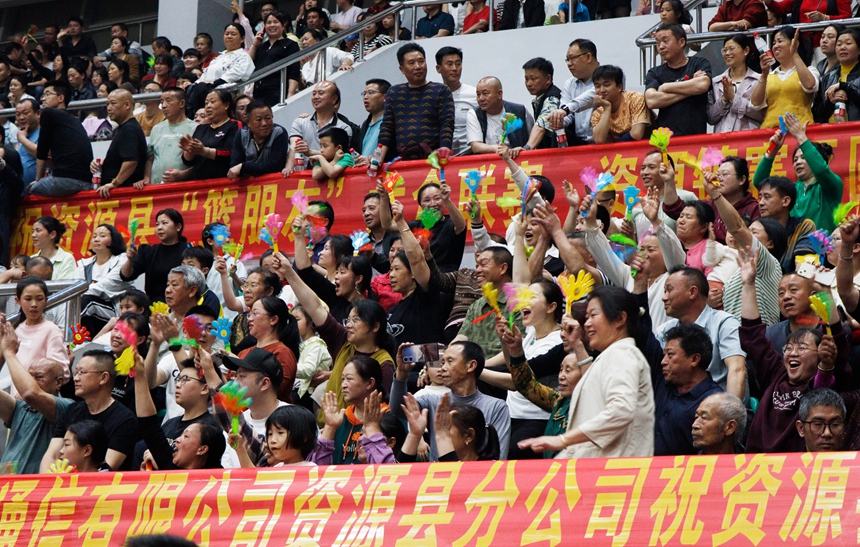觀眾們盡情吶喊，為自己村子的球隊(duì)鼓勁助威。