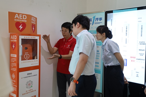 藍(lán)態(tài)公益AED急救行動(dòng)項(xiàng)目負(fù)責(zé)人徐桂娟向青秀區(qū)政務(wù)服務(wù)中心工作人員講解AED急救機(jī)器的使用方法。主辦方供圖