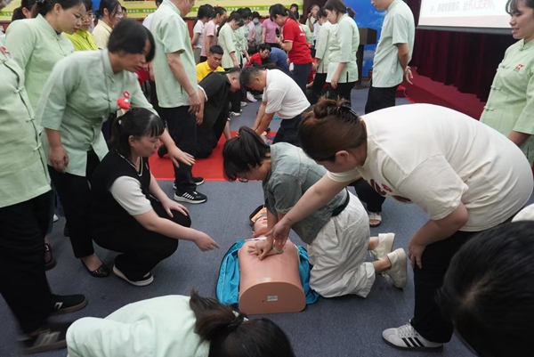 企業(yè)員工認(rèn)真學(xué)習(xí)心肺復(fù)蘇按壓。主辦方供圖