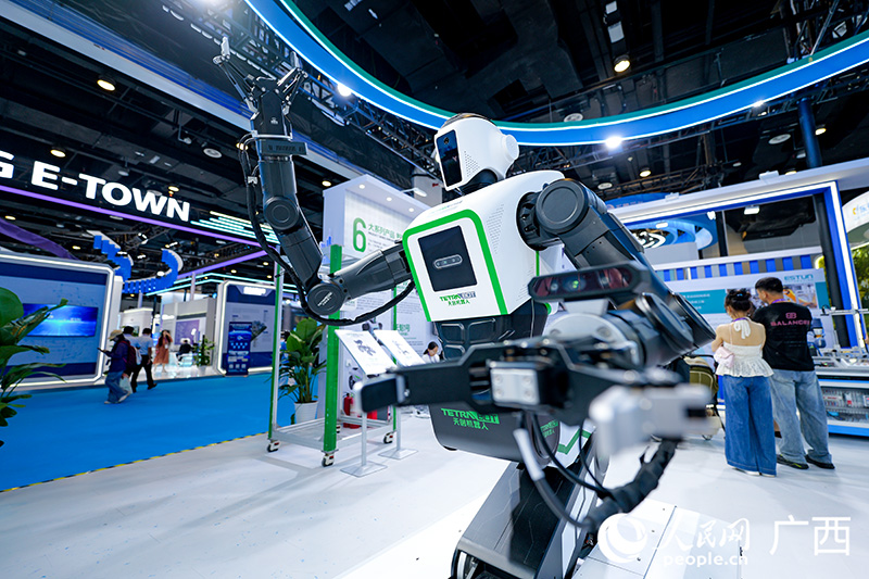 全球首款ⅡC T6級防爆人形機器人“天魁一號”。人民網(wǎng) 梁章暉攝