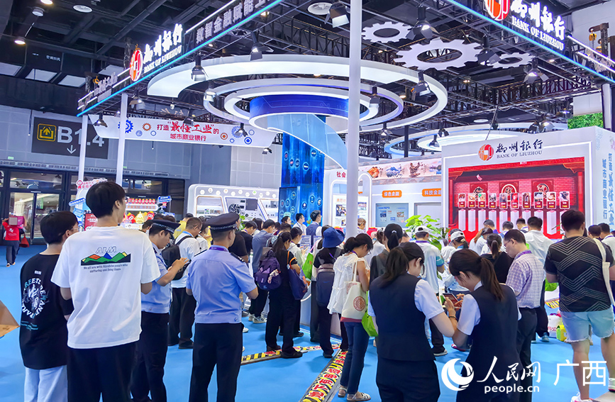游客在柳州銀行參與互動(dòng)。人民網(wǎng) 付華周攝1