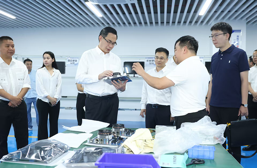 柳州銀行黨委書記、董事長謝斌（前排中）帶隊(duì)走訪南寧市邁越軟件有限責(zé)任公司。柳州銀行供圖