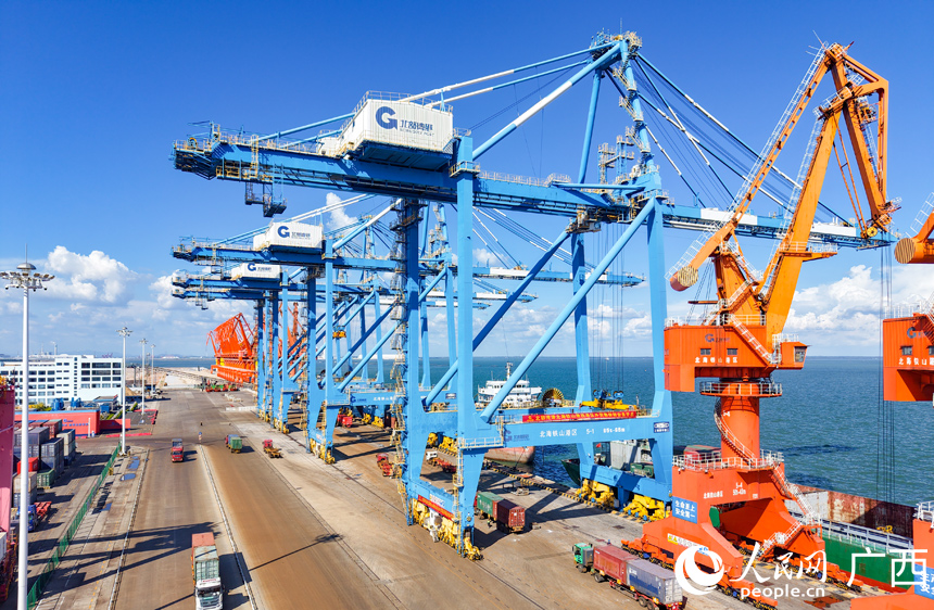 廣西北海港鐵山港區(qū)集裝箱裝卸現(xiàn)場(chǎng)。