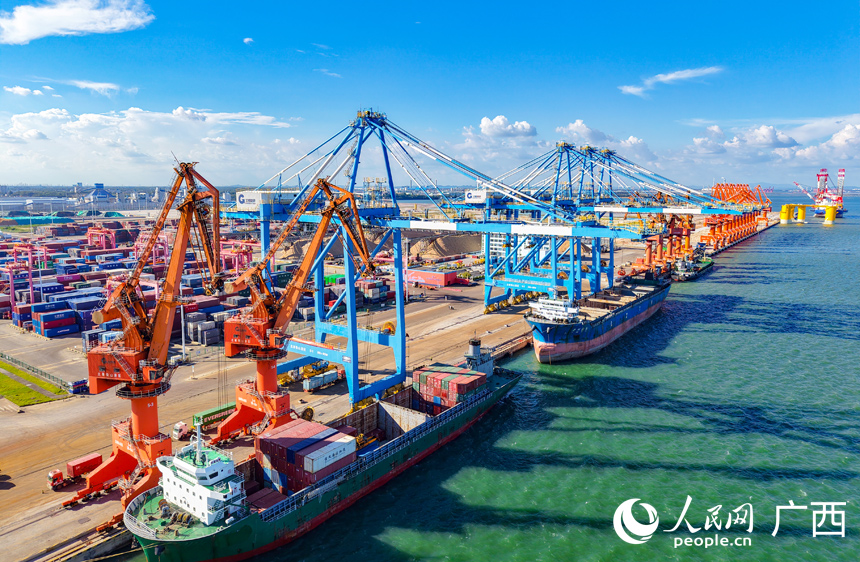 廣西北海港鐵山港區(qū)首票外貿(mào)集裝箱正在裝船。