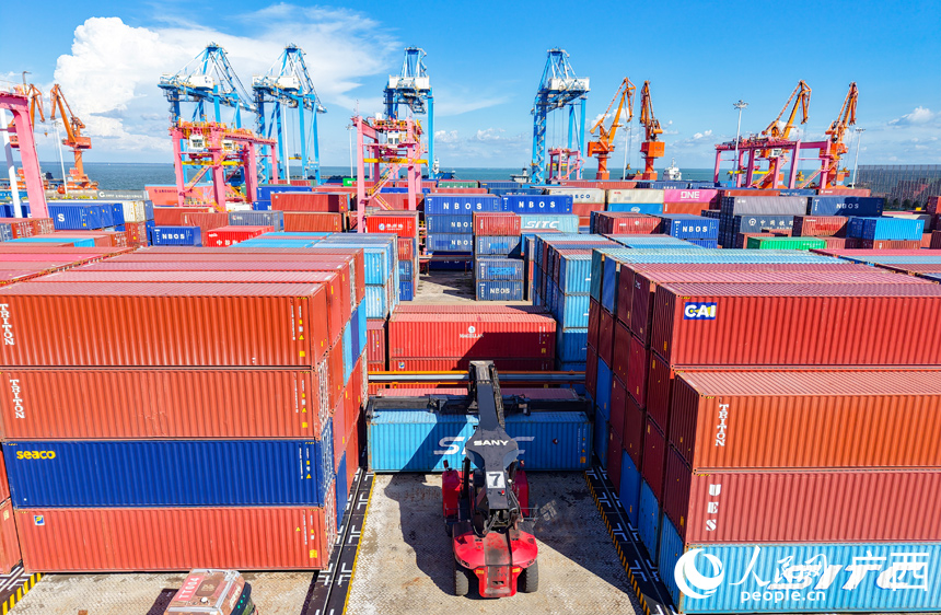 廣西北海港鐵山港區(qū)外貿(mào)集裝箱正在裝車。