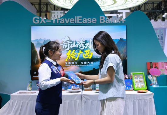 工作人員現(xiàn)場講解。交通銀行廣西區(qū)分行供圖