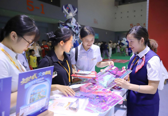 設(shè)置“打卡集章有禮”活動，讓參展群眾在趣味互動中感受“金融+文旅”魅力。交通銀行廣西區(qū)分行供圖