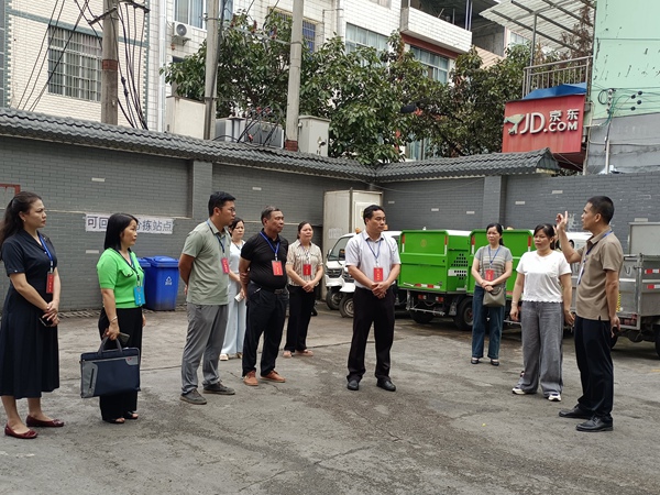 馬山縣鄉(xiāng)人大代表對縣城垃圾轉(zhuǎn)運(yùn)進(jìn)行現(xiàn)場監(jiān)督檢查