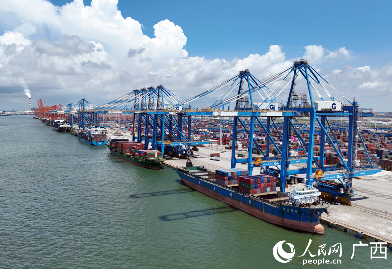 在廣西欽州北部灣港自動化集裝箱碼頭，貨輪在有序卸下集裝箱貨物。