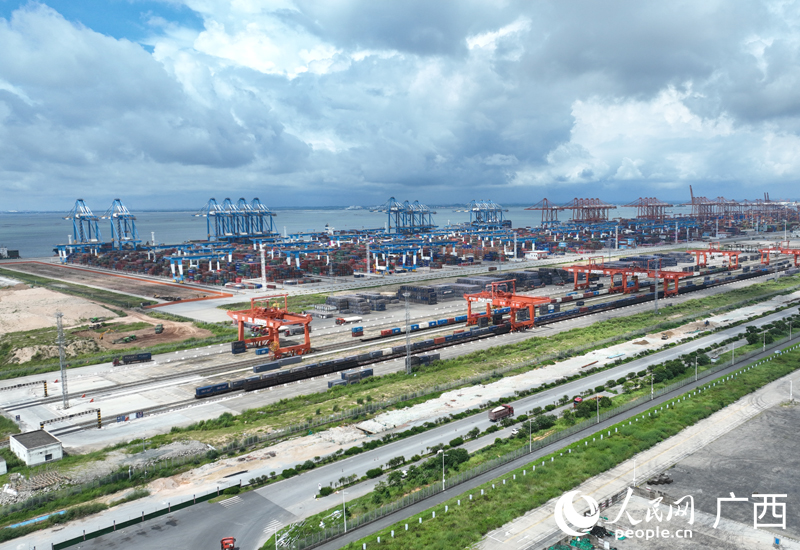 繁忙的廣西欽州鐵路集裝箱中心站，自動化龍門吊正有序進行裝卸作業(yè)。