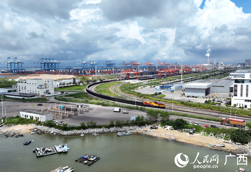 一趟滿載貨物的西部陸海新通道鐵海聯(lián)運班列，從廣西欽州鐵路集裝箱中心站緩緩駛出。