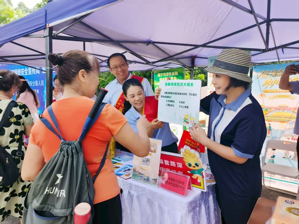 社區(qū)居民參與線下答題。盧丹攝