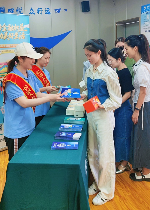 向教師講解宣傳手冊(cè)內(nèi)容。梁華聰攝