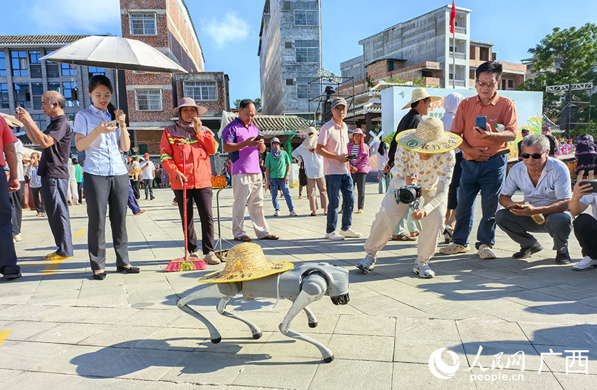 活動(dòng)現(xiàn)場(chǎng)，智能機(jī)器狗受關(guān)注。人民網(wǎng) 付華周攝