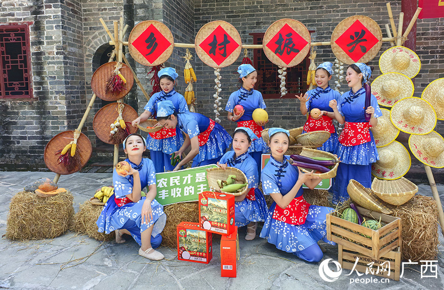 工作人員在豐收節(jié)裝飾前打卡。人民網(wǎng) 付華周攝