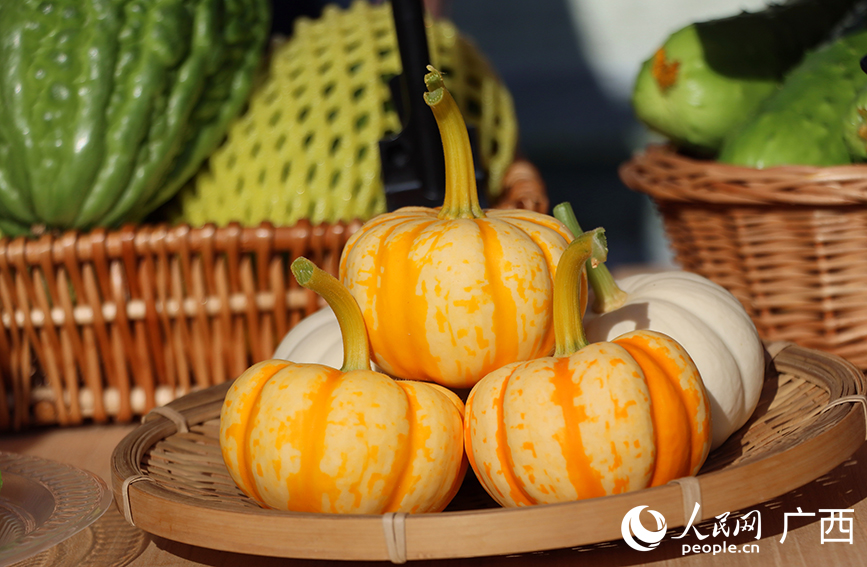 活動(dòng)現(xiàn)場(chǎng)展示的特色農(nóng)產(chǎn)品。人民網(wǎng) 付華周攝