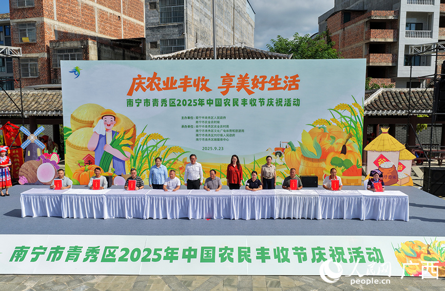 現(xiàn)場(chǎng)簽約。人民網(wǎng) 付華周攝