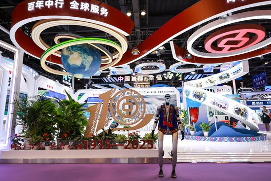 中國(guó)銀行廣西區(qū)分行的人工智能沉浸式展臺(tái)。中國(guó)銀行廣西區(qū)供圖