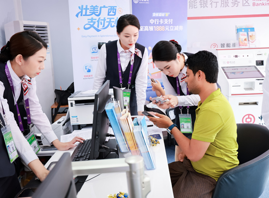 中國銀行臨時(shí)網(wǎng)點(diǎn)成為眾多境外參展客商“第一站”。中國銀行廣西區(qū)分行供圖