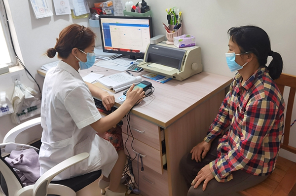 馬山縣古零鎮(zhèn)古統(tǒng)村衛(wèi)生室村醫(yī)使用村醫(yī)通為村民進行醫(yī)保報銷結(jié)算