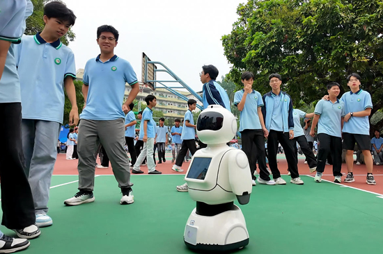 機(jī)器人、機(jī)器狗表演。