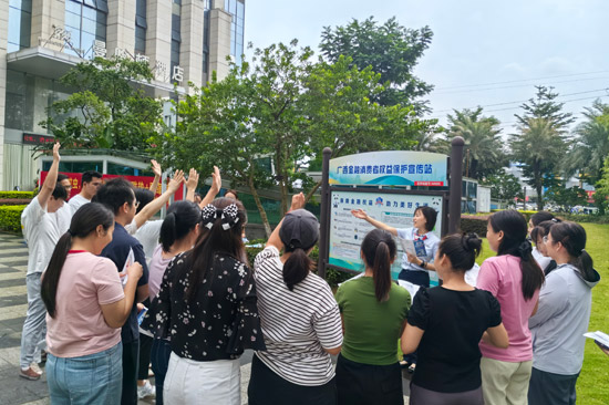 在金融消費者權(quán)益保護宣傳站開展“金融知識小課堂”活動