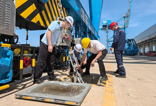 自治區(qū)交通運(yùn)輸綜合行政執(zhí)法局第十一支隊(duì)執(zhí)法人員檢查港口企業(yè)防臺(tái)情況