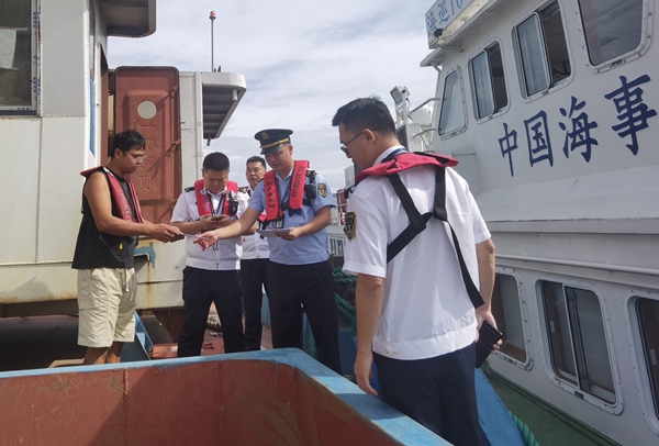 自治區(qū)交通運(yùn)輸綜合行政執(zhí)法局第六支隊(duì)第六大隊(duì)執(zhí)法人員對(duì)船員開(kāi)展防臺(tái)提醒