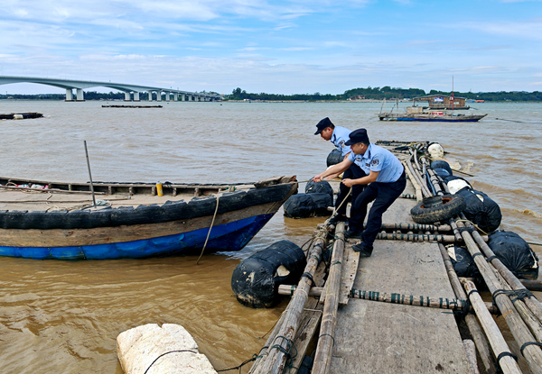 民警正協(xié)助漁民將船只靠港固定。王桂龍攝