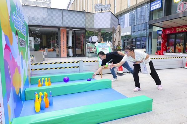 活動現(xiàn)場設(shè)置了多個趣味游戲區(qū)域，將金融知識巧妙融入其中，吸引了眾多市民熱情參與。覃丹婧攝
