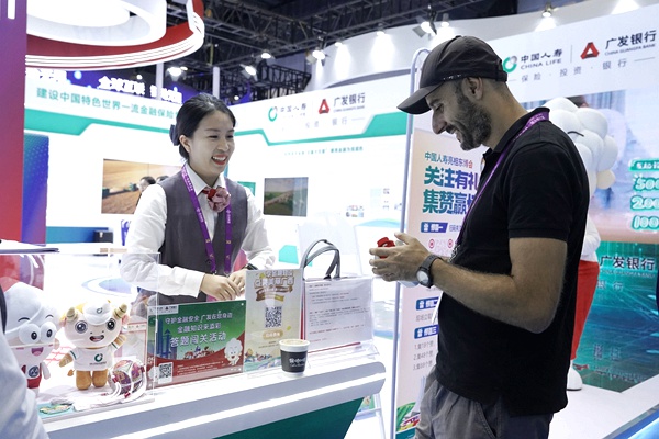 參展商與逛展民眾充分體驗廣發(fā)銀行“發(fā)小寶漫游記”數(shù)字化金融教育展播平臺。覃丹婧攝